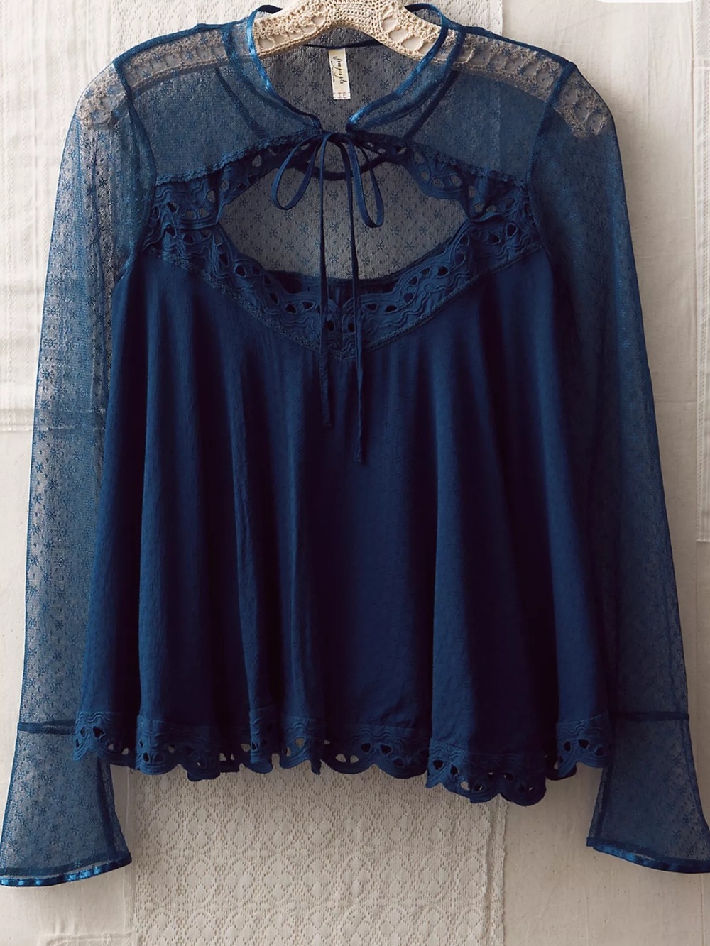 324 FREE PEOPLE VINTAGE CROPPED MIXED LACE KEYHOLE TOP